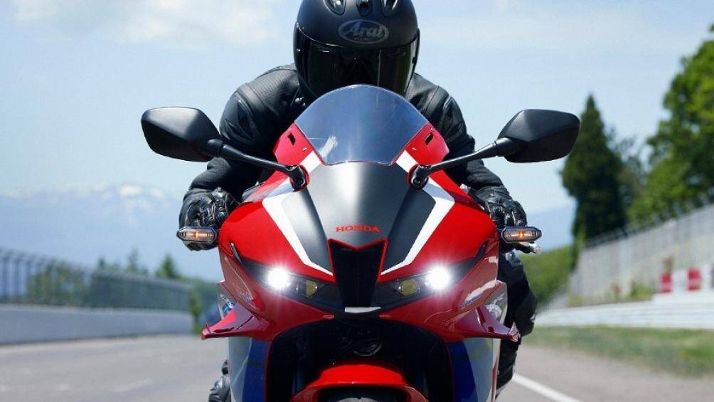 Phần đầu của CBR600RR 2020 gây ấn tượng với cụm đèn chiếu sáng LED sắc sảo, hốc hút gió ngay giữa đầu xe và đèn báo rẽ đặt cao
