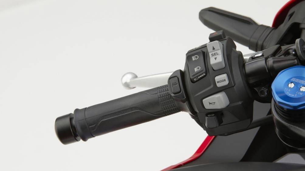 Honda CBR600RR sở hữu những công nghệ hỗ trợ lái điện tử như kiểm soát lực quán tính, hệ thống kiểm soát mô-men xoắn, ABS trong cua...