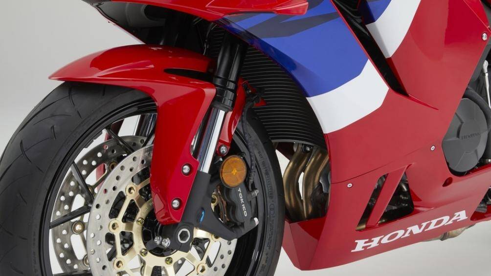 Mẫu sportbike này được trang bị phuộc up-side-down Showa phía trước và phuộc monoshock kết hợp với hệ thống treo Pro-Link phía sau