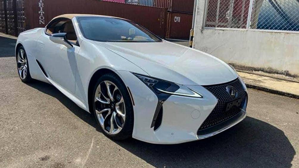 Xe trang bị bộ mâm 5 chấu kép kích thước 21 inch, sơn đen xen kẽ những mảng nhôm được đánh bóng