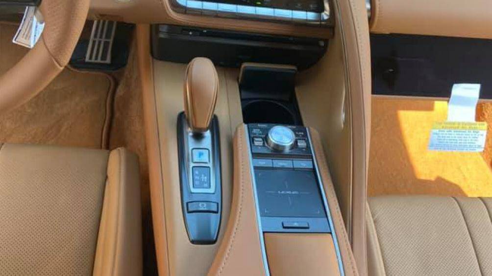 Một số trang bị đáng chú ý trên xe như màn hình 8 inch, màn cảm ứng 10,3 inch, hệ thống âm thanh Mark Levinson 13 loa...