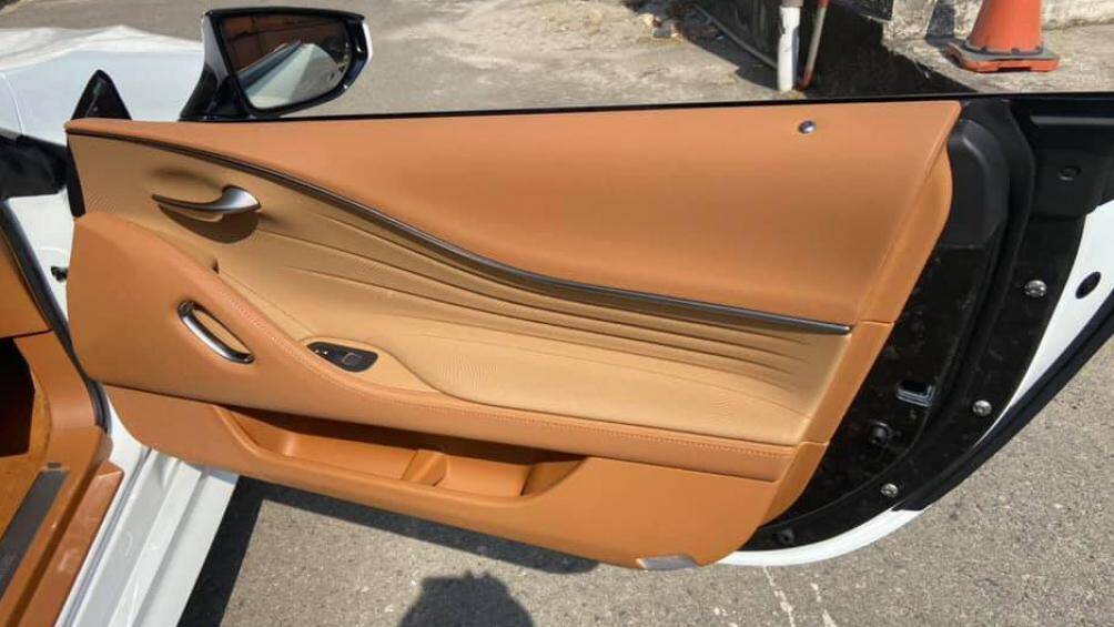 Chiếc Lexus LC 500 Convertible được trang bị khối động cơ V8, dung tích 5.0L, cho công suất 471 mã lực và mô-men xoắn 540 Nm