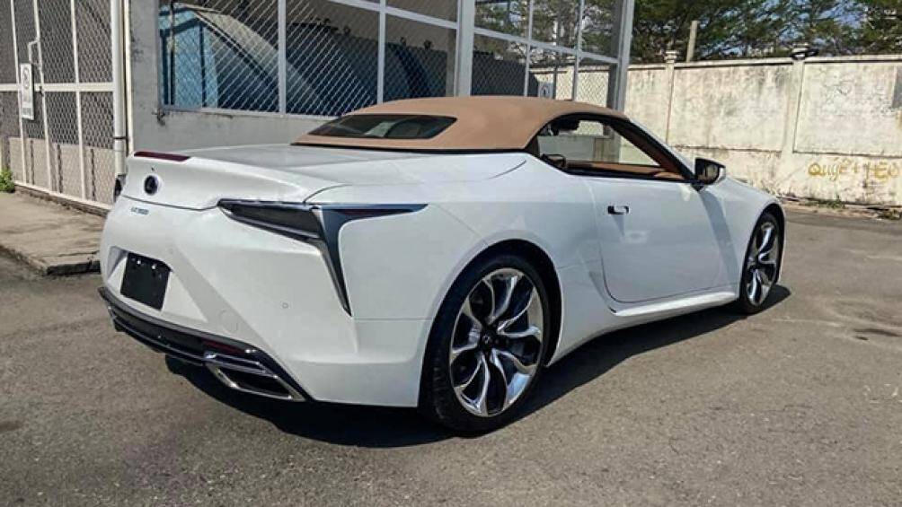 Phần mui xe trên Lexus LC 500 Convertible 2021 được sắp xếp gọn gàng bên trong khoang đặc biệt sau lưng hàng ghế sau