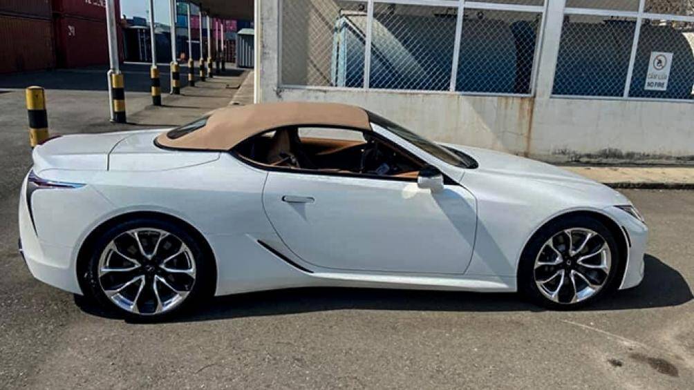 Lexus LC 500 Convertible được một doanh nghiệp tư nhân nhập khẩu. Chiếc xe có màu sơn trắng, phần mui bạt có màu nâu sáng