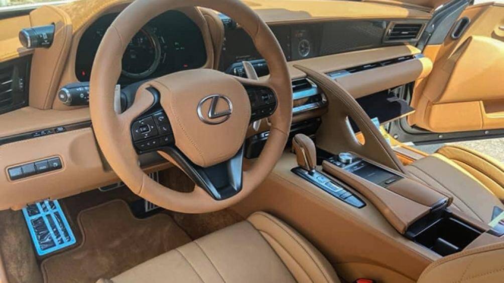 Nội thất Lexus LC 500 mui trần bọc da màu nâu "tông soẹt tông" với phần mui bạt
