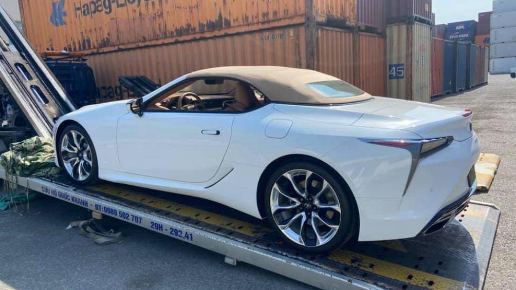 Đây là chiếc LC 500 thứ 4 trong nước và là chiếc mui trần đầu tiên xuất hiện tại Việt Nam. Xe đang được rao bán với giá hơn 10 tỷ đồng