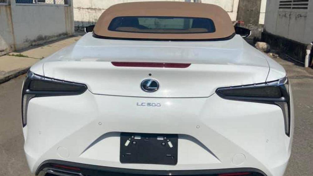 LC 500 Convertible được trang bị bộ mui xếp bằng vải bạt mềm, giúp xe giảm trọng lượng đáng kể