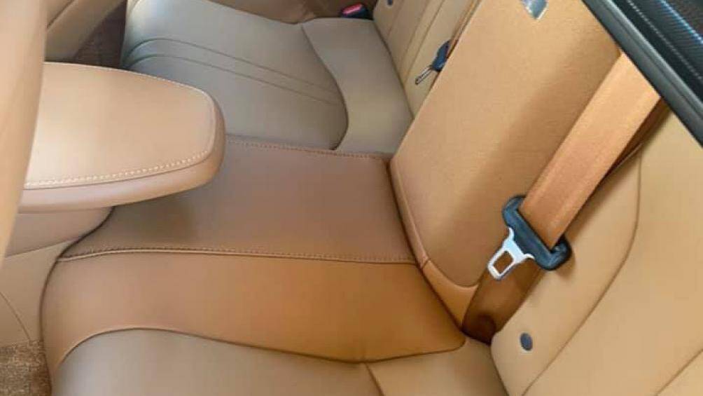 Một điểm nữa khiến bản Convertible khác biệt rõ ràng với bản Coupe là hệ thống sưởi có thể tự điều chỉnh nhiệt độ điều hòa, sưởi ấm ghế, vô lăng