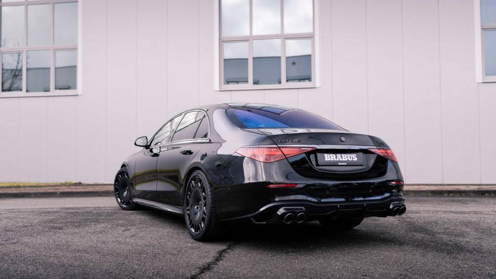Phần hông xe cũng được thiết kế thể thao hơn. Xe được trang bị phần cản sau mới với bộ khuếch tán sau thể thao với logo Brabus