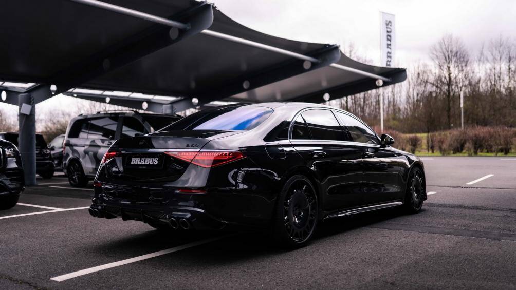 Brabus cũng đồng thời trang bị cho xe bộ ống xả mạ chrome ấn tượng và đèn LED đặc biệt nhận diện ở hai bên của cản sau