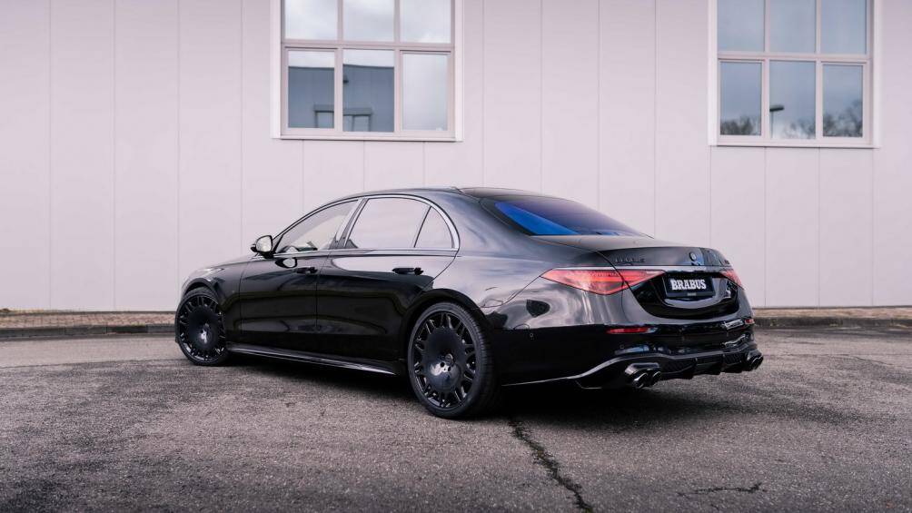 Mẫu sedan siêu sang này đã được "lột xác" với vẻ ngoài hầm hố