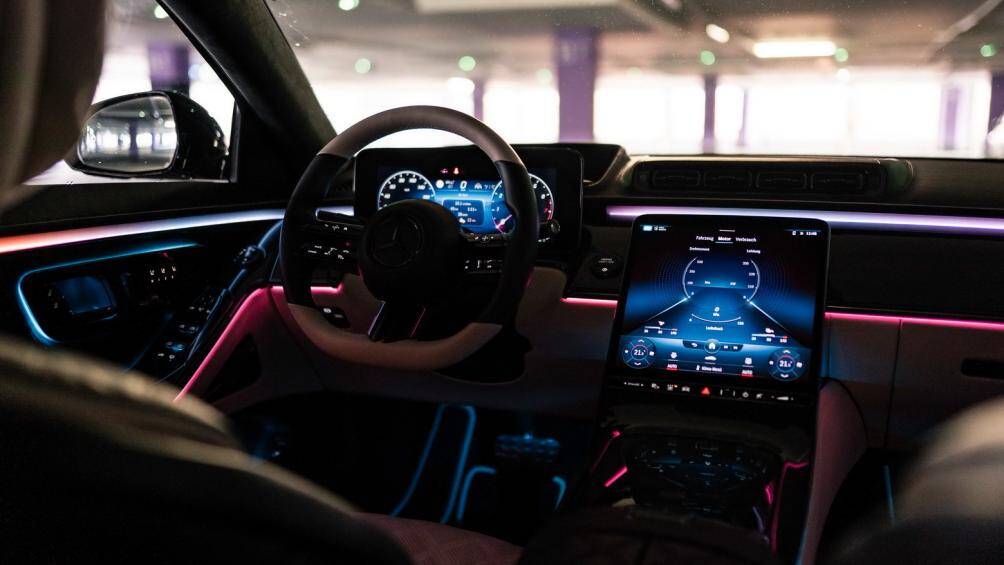 Bên trong, khoang nội thất của xe nổi bật với những tấm bọc da được lựa chọn từ vật liệu chất lượng cao cấp nhất