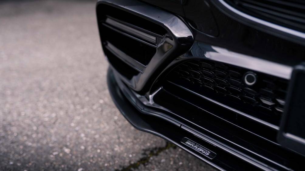 Một trong những thay đổi lớn nhất về mặt ngoại thất là phần cản trước được nâng cấp với các hốc gió lớn hơn