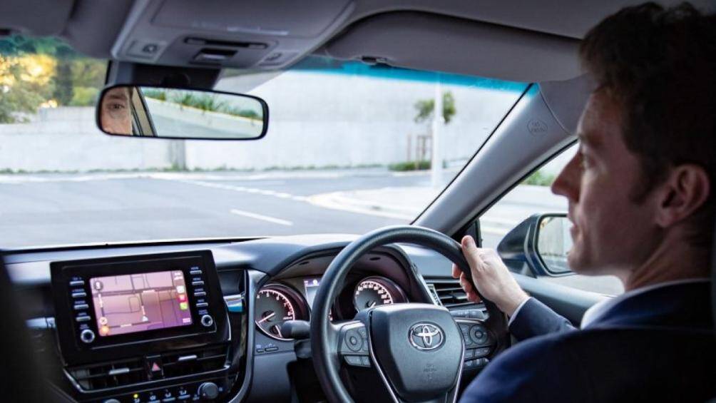 Bên trong, Toyota Camry 2021 được trang bị màn hình cảm ứng 9 inch lớn hơn phiên bản cũ và được đặt nổi trên bảng táp-lô