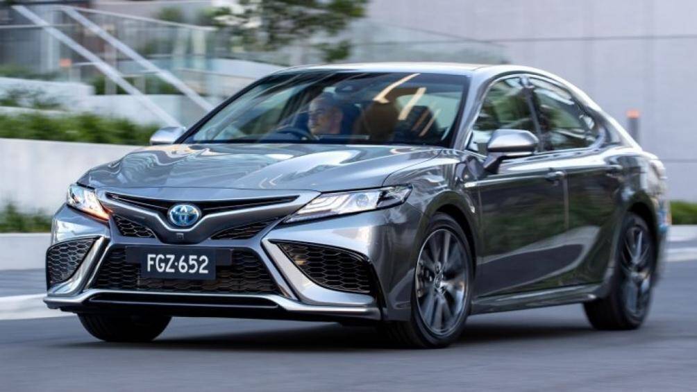 Về mặt thiết kế, Camry 2021 phiên bản tiêu chuẩn có cụm lưới tản nhiệt được chia thành 2 tầng rõ rệt, khe gió trung tâm rõ ràng hơn
