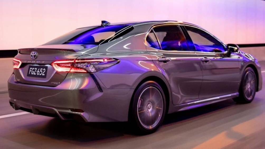 Về tính năng an toàn, chiếc Camry được trang bị Toyota Safety Sense, AEB, hệ thống kiểm soát hành trình, hỗ trợ giữ làn đường, 7 túi khí...