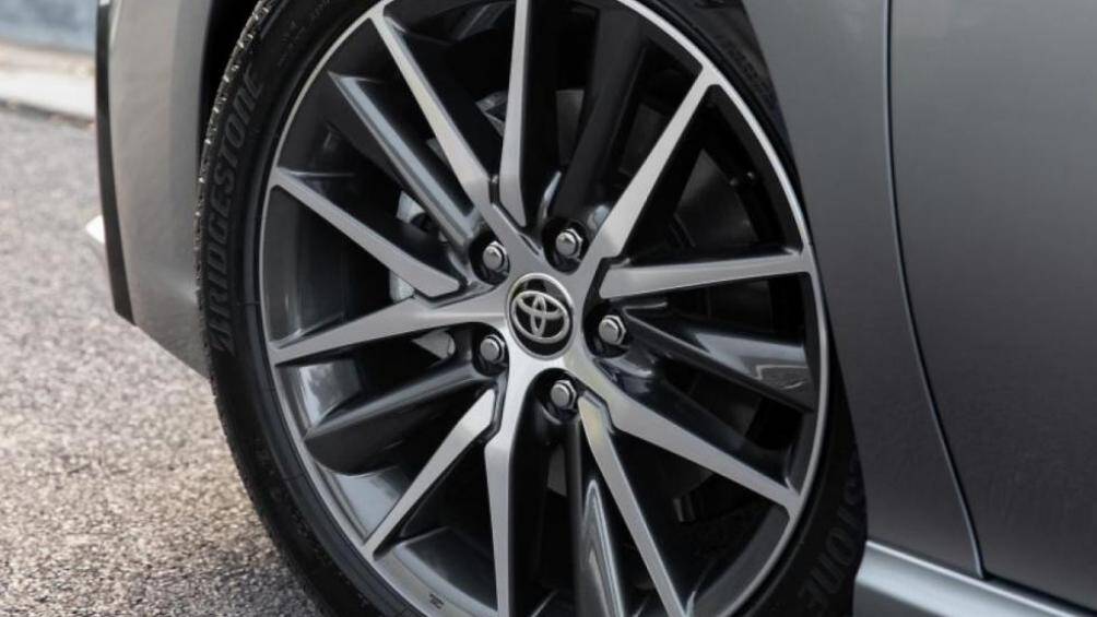 Các tùy chọn thiết kế mâm xe mới và có đến 8 màu sơn ngoại thất để lựa chọn. Biến thể SX là biến thể duy nhất được cung cấp mâm xe 19 inch