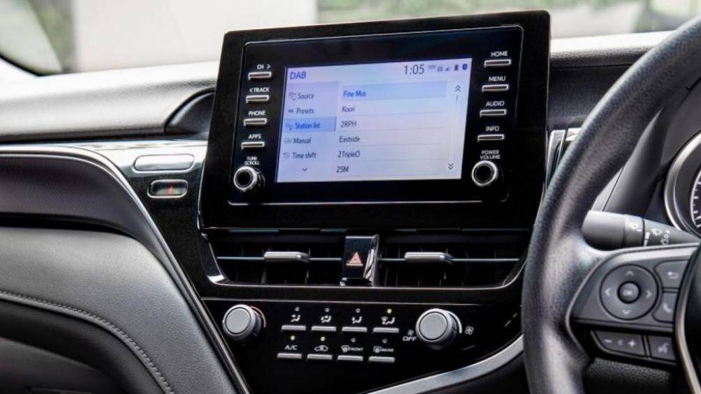 Camry 2021 có thể được cung cấp hệ thống âm thanh JBL chín loa, điều hòa tự động hai vùng, cửa sổ trời toàn cảnh, ghế trước có sưởi...