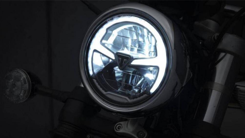 Ngoài ra, xe còn được trang bị hệ thống đèn LED toàn phần, cùng với đó là 79 phụ kiện tùy chọn chính hãng