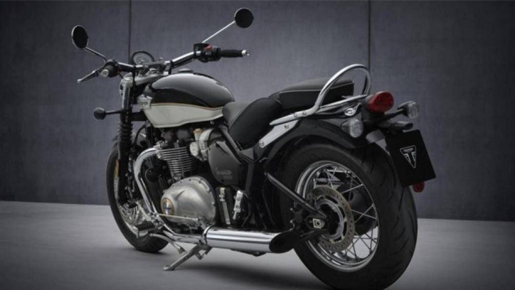 Xe vẫn giữ lại những chi tiết mang tính biểu tượng của Speedmaster như hệ thống đánh lửa gắn bên hông, phanh tang trống phía sau...