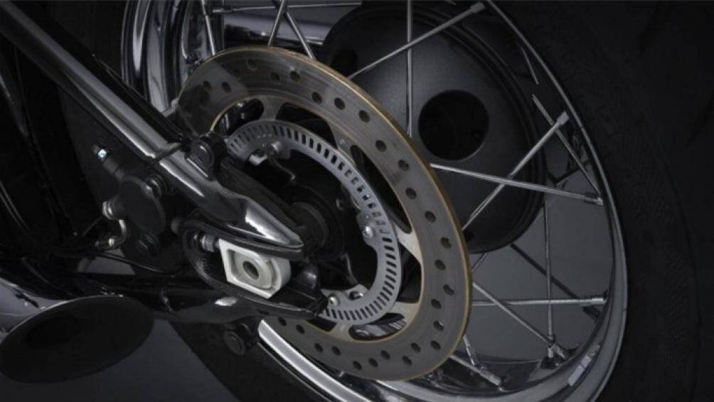 Hệ thống phanh được cung cấp bởi Brembo và hỗ trợ bởi ABS thế hệ mới nhất của Triumph, xe có 2 chế độ lái là mưa và đường trường