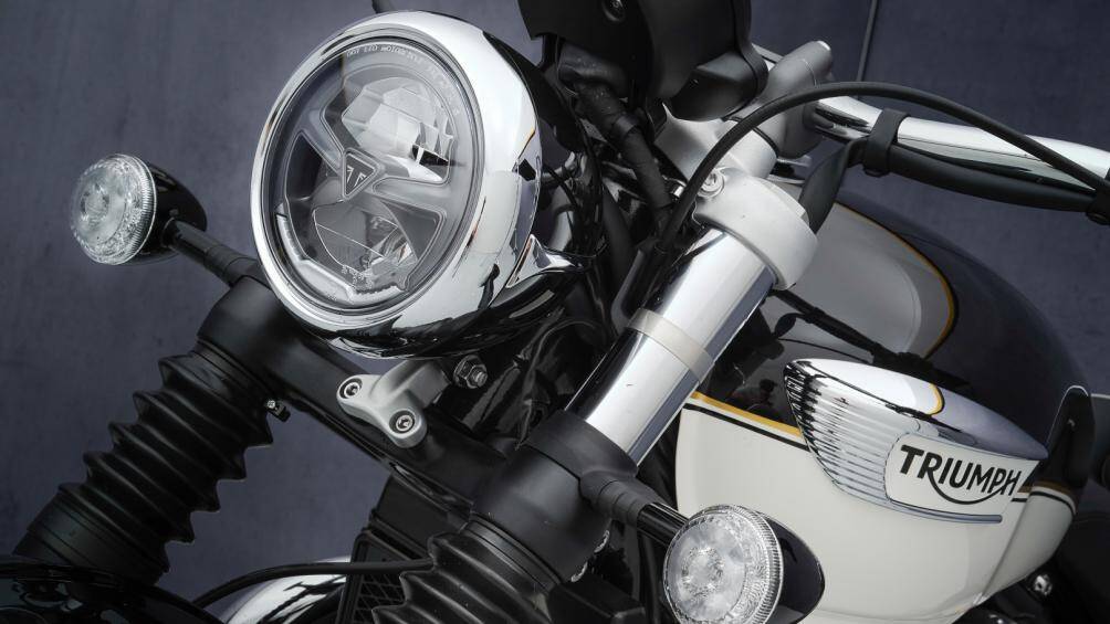 Triumph đã trang bị phuộc Showa 47mm lớn hơn ở phía trước và một monoshock với khả năng điều chỉnh tải trước ở phía sau