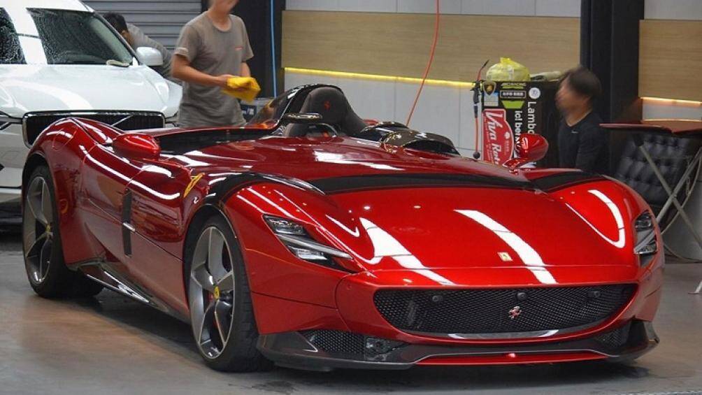 Các hãng xe vẫn chưa có động thái khắc phục cho khách hàng, cách duy nhất có thể làm là chủ xe vừa lái vừa che ô