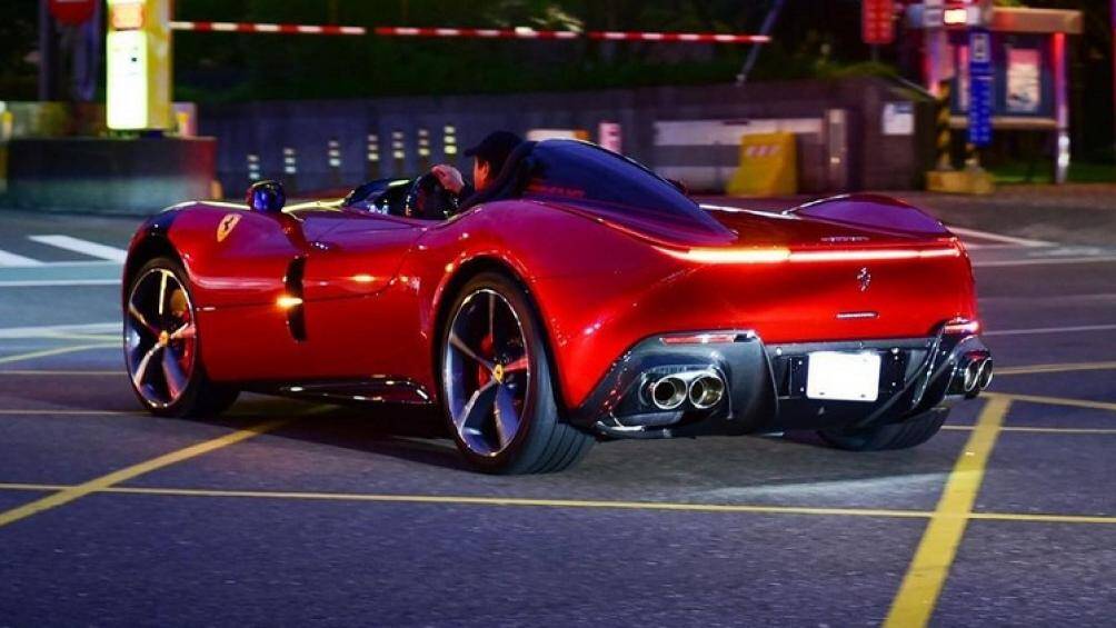 Ferrari Monza SP1 chỉ mất thời gian 2,9 giây để tăng tốc lên 100 km/h, trước khi đạt tốc độ tối đa là 300 km/h