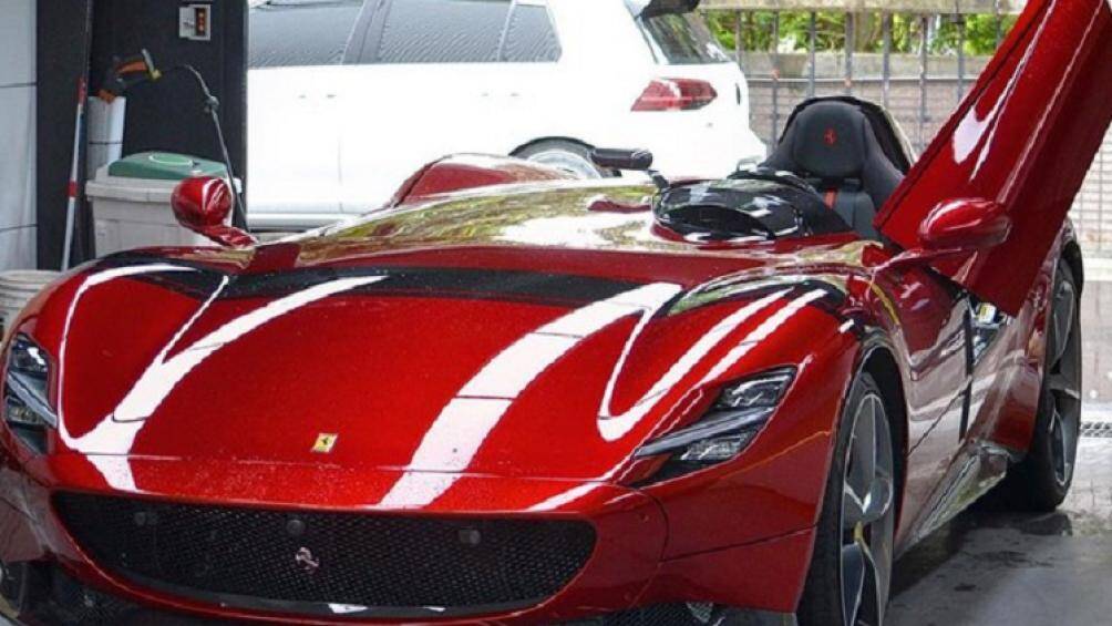 Là mẫu xe tiền tỷ nhưng những cơn mưa bất chợt là nỗi ám ảnh của không ít chủ siêu xe không mui như Ferrari Monza hay McLaren Elva