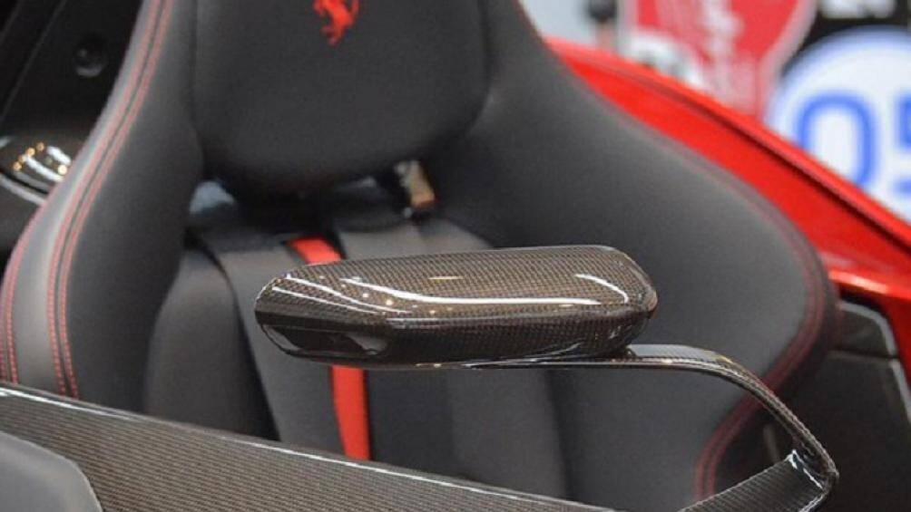 Cửa mở của Ferrari Monza SP1 sẽ đẩy về phía trước giống kiểu cửa cắt kéo, khối động cơ V12 của xe được lấy từ Ferrari 812 Superfast