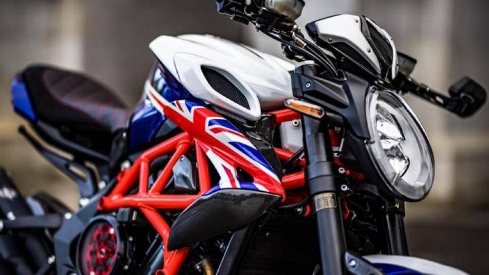 Xe mang bộ 3 màu sắc Đỏ, Xanh và Trắng, đặc trưng của lá cờ Union Jack của Liên hiệp Anh