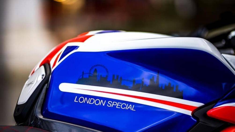 Bên cạnh đó, hai bên bình xăng của xe còn có hình ảnh thành phố London với các kiến trúc nổi tiếng như Tháp đồng hồ Big Ben, Cầu Tháp...