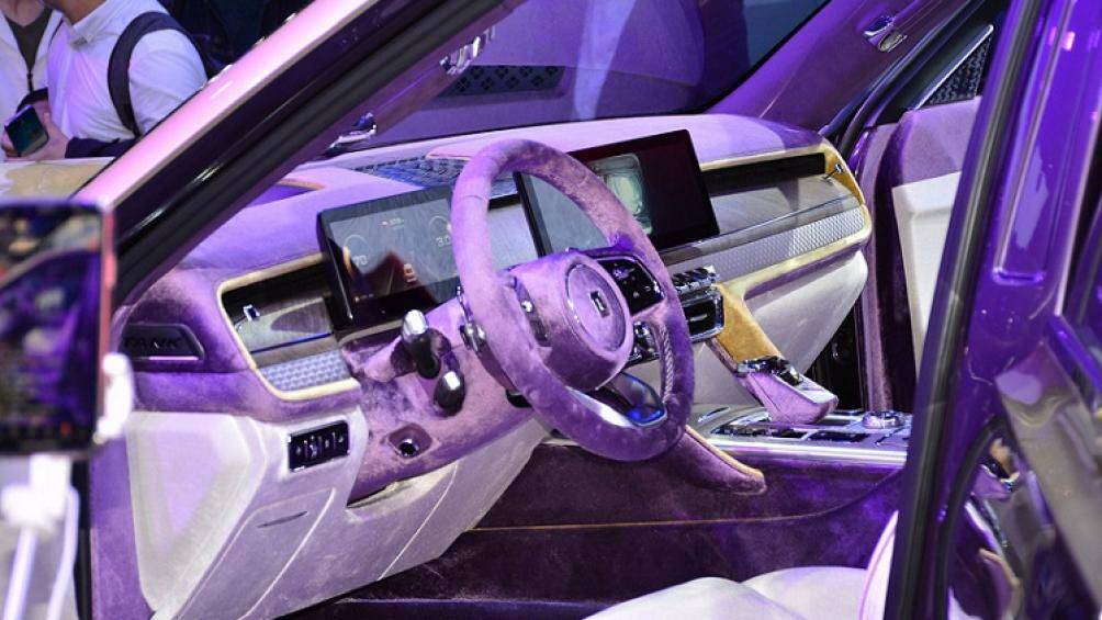 Có thể thấy thiết kế của Tank 800 được lấy cảm hứng khá nhiều từ Rolls-Royce Cullinan, trần xe bên trong cũng là một bầu trời đầy sao