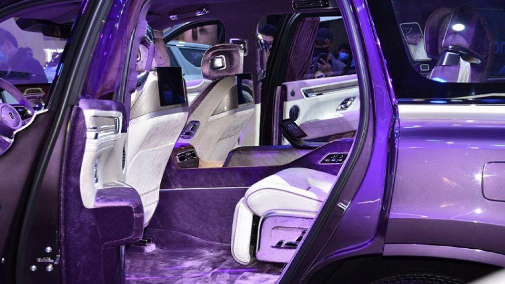 Hoàn thiện thêm vẻ đẹp cho khoang nội thất của chiếc xe này là các chất liệu đắt tiền như pha lê, kim loại, ốp gỗ và da cao cấp