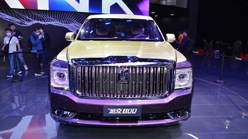 Ngoại hình của Tank 800 khá cứng cáp, bộ lưới tản nhiệt và cụm đèn pha cỡ lớn. Bên cạnh đó là ngoại thất 2 tông màu tím/vàng