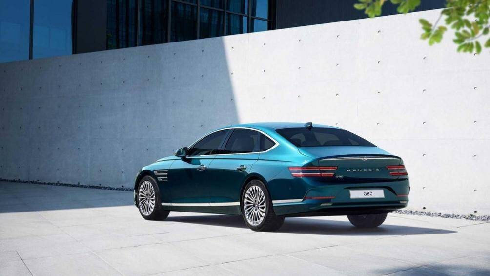 Tấm cản va phía sau có chút khác biệt, và vì lý do hiển nhiên, nó không còn tích hợp ống pô kép nữa