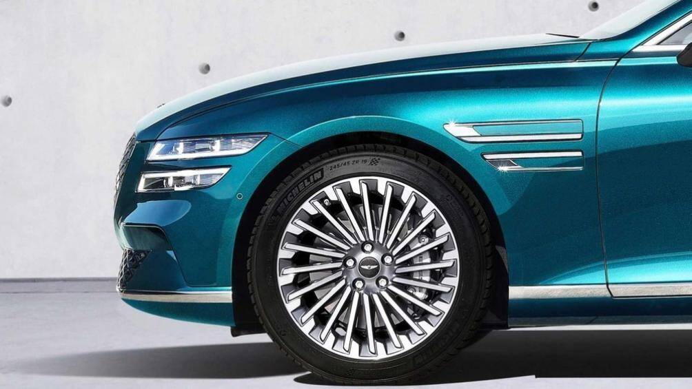 Xe có lắp đặt một mô tơ điện ở trục bánh sau và một mô tơ nữa ở phía trước. Mô tơ trước có thể tắt đi để kích hoạt RWD giúp tiết kiệm năng lượng hơn