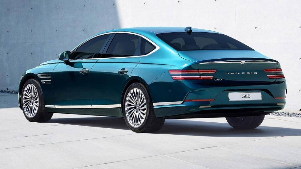 Khi dùng AWD, mẫu sedan điện sang trọng này có công suất tổng hợp 365 mã lực và 700 Nm. Ở chế độ Sports, gia tốc xe từ 0-100 km/h trong 4,9 giây