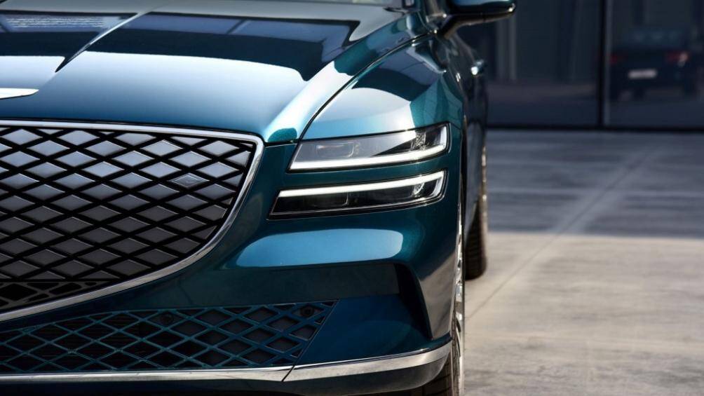 Phần lưới tản nhiệt phía dưới cũng mang thiết kế nhỏ hẹp hơn so với bản thông thường. Bộ la-zăng mới là tính năng độc quyền ở bản chạy điện