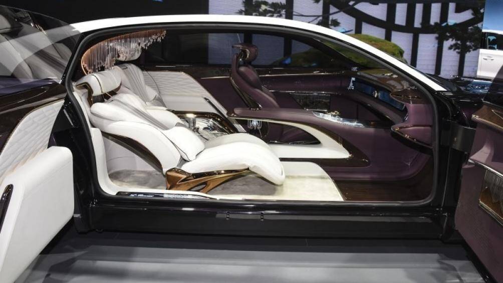 Bên trong Hồng Kỳ L-Concept là không gian nội thất chỉ có 3 chỗ ngồi. Chiếc xe concept này không hề có ghế phụ lái phía trước và vô lăng