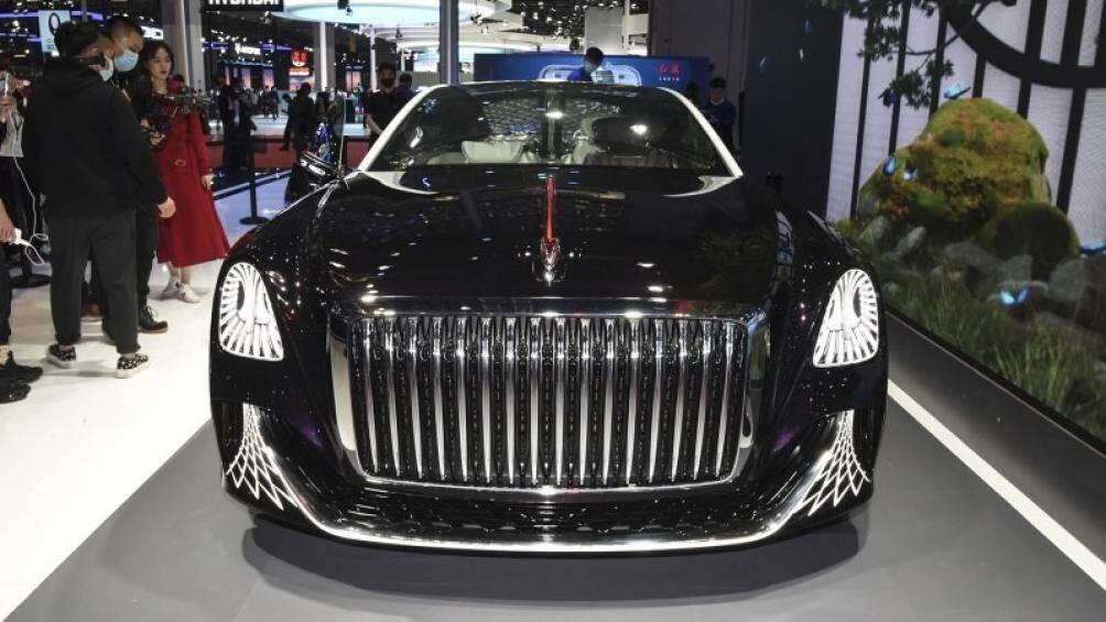 Xe được trang bị lưới tản nhiệt dạng thác nước cỡ lớn với những nan nằm dọc và mạ crôm sáng bóng. Dải đèn bên dưới được thiết kế như một chiếc lưới khá lạ mắt