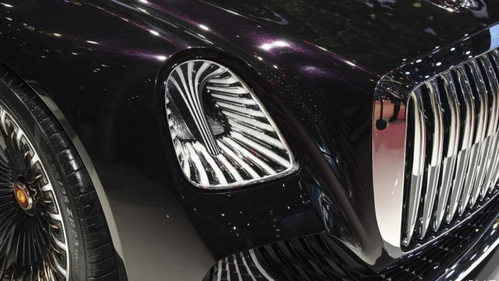 Ngoài ra, trên nắp ca-pô của L-Concept còn có dải đèn màu đỏ, kéo dài từ biểu tượng của thương hiệu Hồng Kỳ đến kính lái