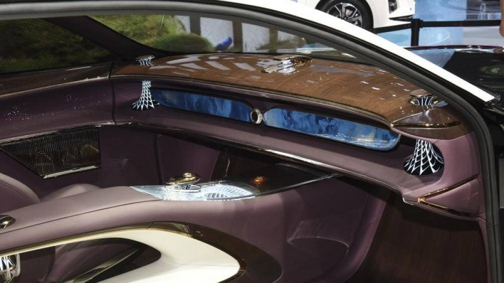 Trên mặt táp-lô ốp gỗ của Hồng Kỳ L-Concept chỉ có 2 màn hình có thiết kế rộng và hẹp, nhiều chi tiết trong xe cũng được mạ vàng