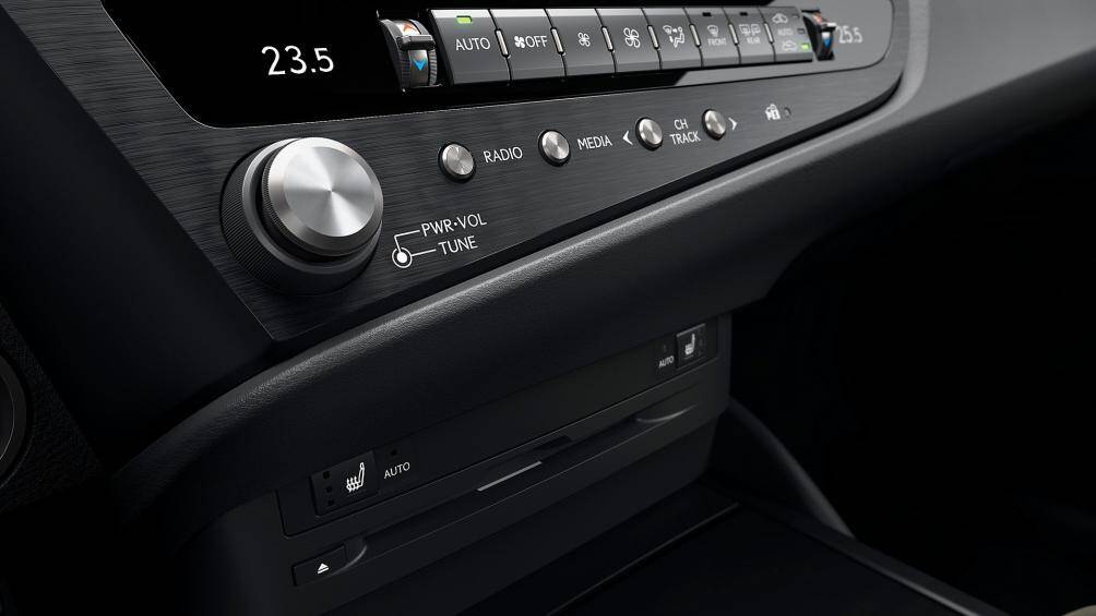 Phiên bản này chính là sự kết hợp các tính năng của phiên bản F Sport và hệ thống truyền động Hybrid sản sinh công suất lên tới 215 mã lực