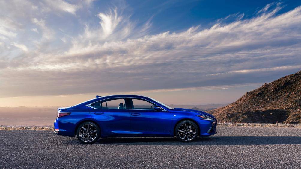 ES 2022 được nâng cấp hệ thống mâm xe mới bao gồm bộ mâm có kích thước 17 inch tiêu chuẩn có các đầu chấu dày hơn được xếp thành hình chữ V