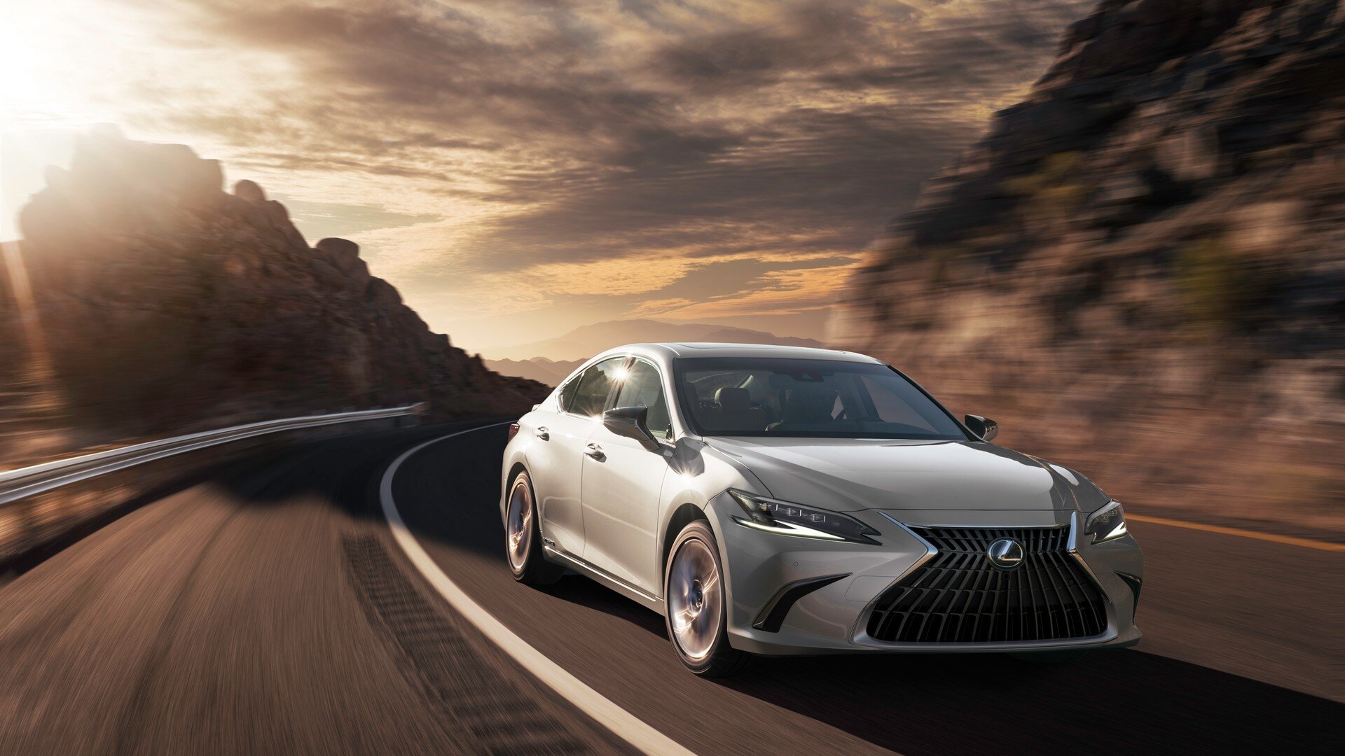 Lexus ES 2022 được trang bị lưới tản nhiệt mới, một loạt chi tiết chữ "L" tỏa ra trên lưới tản nhiệt và được thiết kế cách điệu