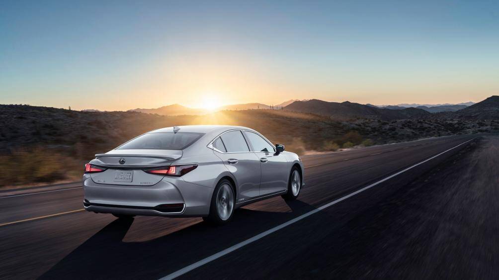 Lexus ES 2022 được trang bị một thanh giằng lắp đặt trên hệ thống treo phía sau mới giúp tăng độ cứng xoắn, cải thiện sự thoải mái khi lái xe