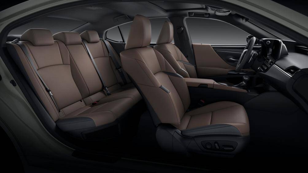 Bên trong, xe được trang bị hệ thống thông tin giải trí 8,0 inch là tiêu chuẩn và khách hàng có thể lựa chọn tùy chọn màn hình cỡ lớn 12,3 inch