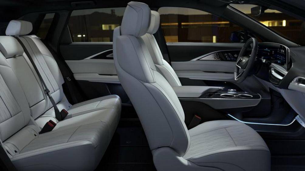 Cabin của Cadillac Lyriq 2022 còn rất rộng rãi, cung cấp không gian để chân cho hàng ghế sau là 1.006 mm và dung tích cốp tiêu chuẩn 793 lít