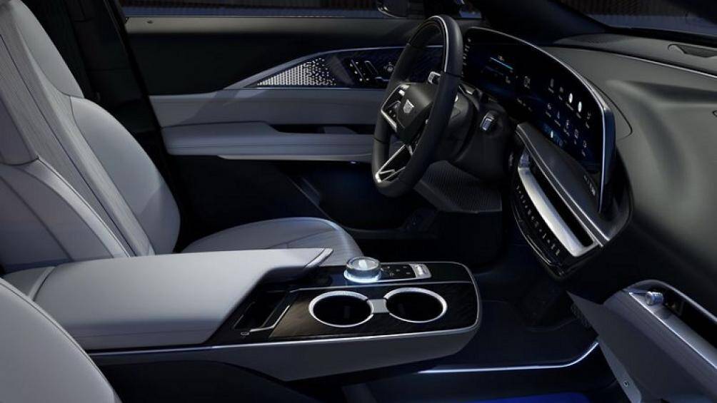 Khoang cabin được ốp gỗ và trang trí kim loại khắc laser độc đáo, vô lăng hoàn toàn mới cùng dàn âm thanh AKG Studio 19 loa